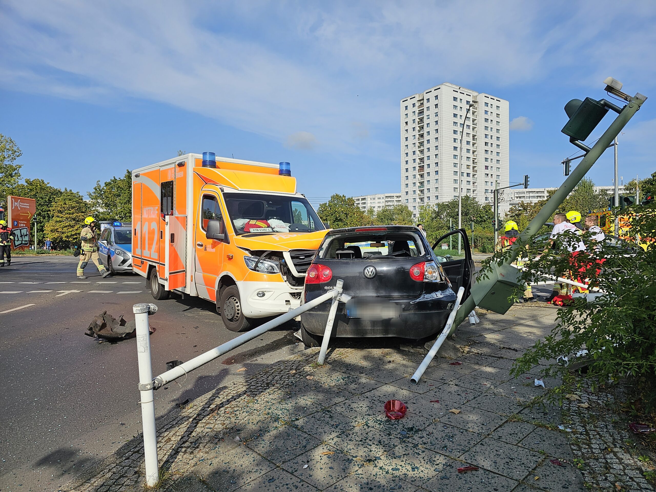 J Hriger Mann Nach Schwerem Verkehrsunfall Mit Rettungswagen