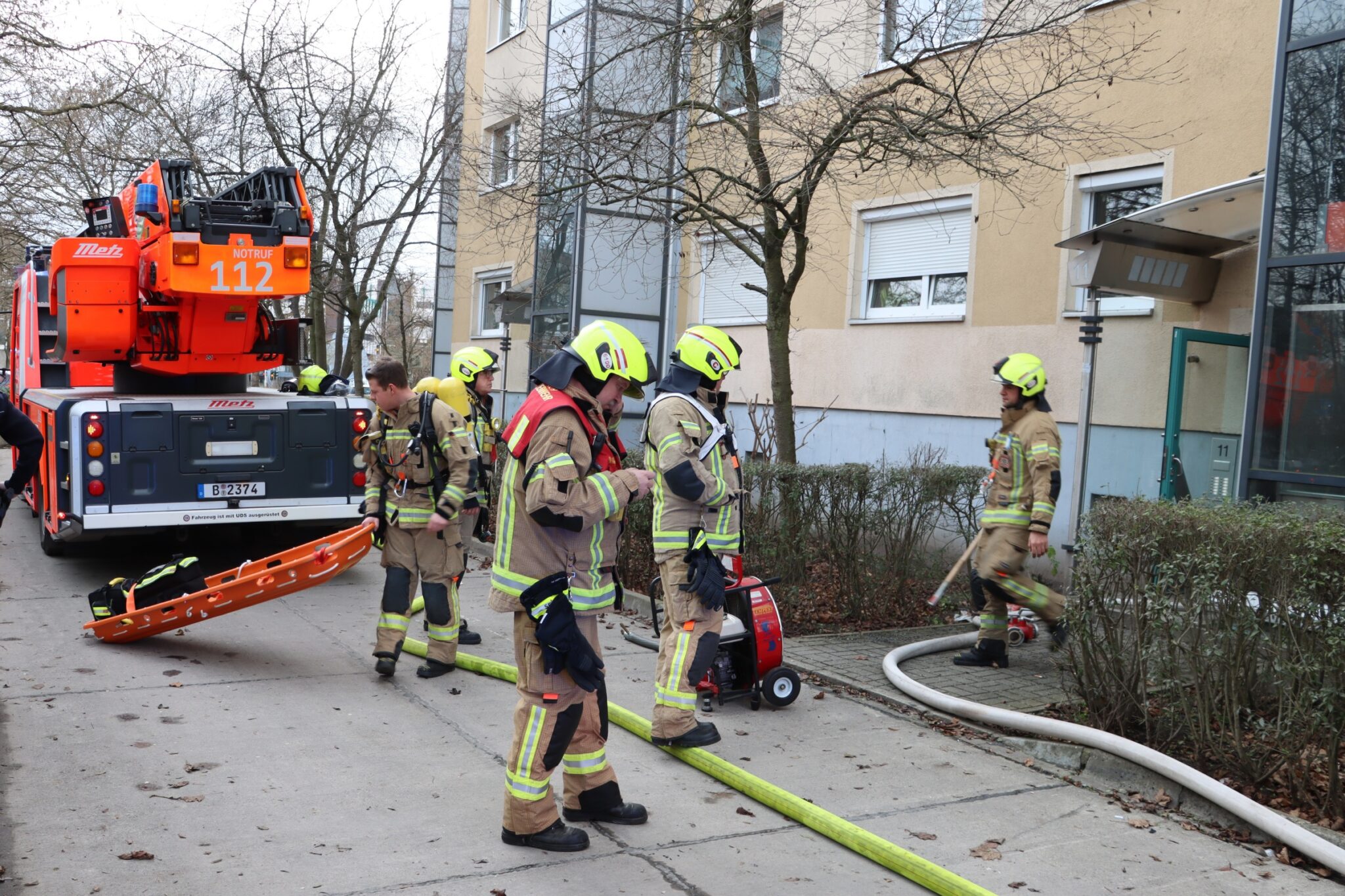 Feuerwehr löscht brennende Matratze im Keller Berlin Doku