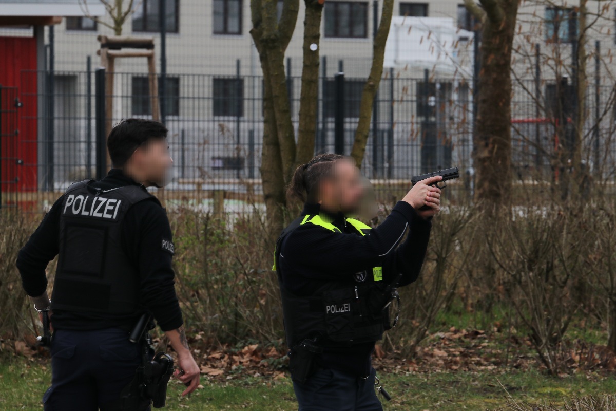 Frau Richtet Waffe Auf Wohnungstür- Polizei Im Großeinsatz! – Berlin Doku