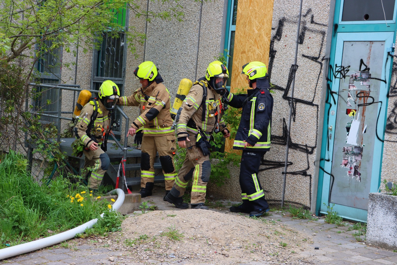 Brandstifter Legen Feuer In Ruine- Eine Person Im Gebäude Eingesperrt ...