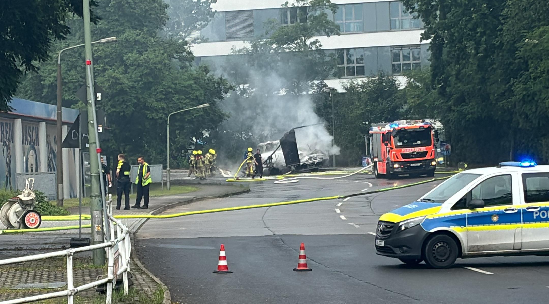 Transporter in Biesdorf in Flammen aufgegangen Berlin Doku